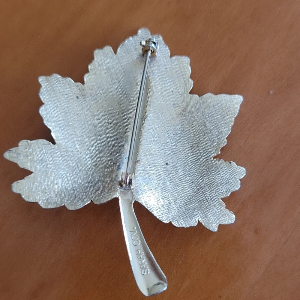 Vintage Sarah Coventry Gold‎ Tone Maple Leaf Brooch Faux Pearl Pin 1960s 1970s